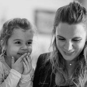 Moment de tendresse entre une mère et son enfant photographié sur le vif