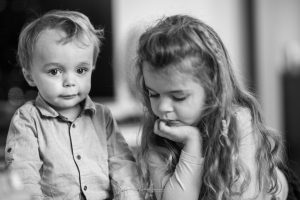 Portrait naturel de deux enfants lors d’un moment de vie en famille