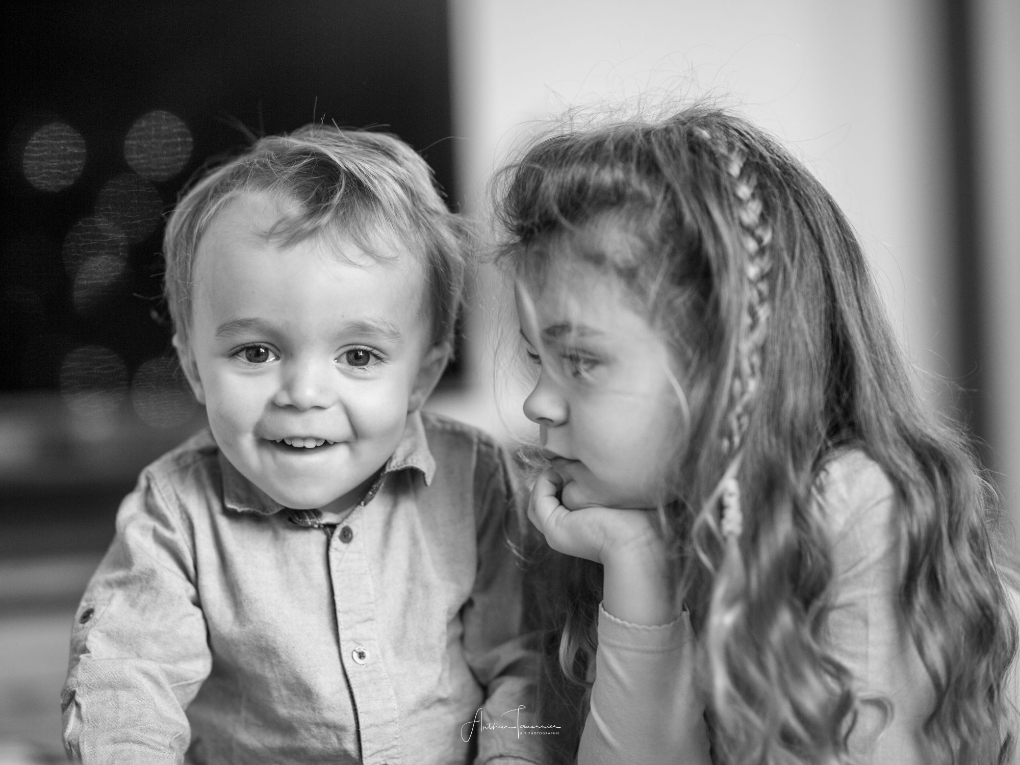 Portrait de deux enfants en interaction en noir et blanc