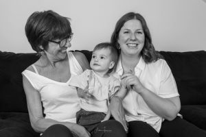 Portrait de famille réunissant trois générations dans un moment de complicité