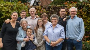 Moment de douceur entre un parent et son enfant en lumière naturelle