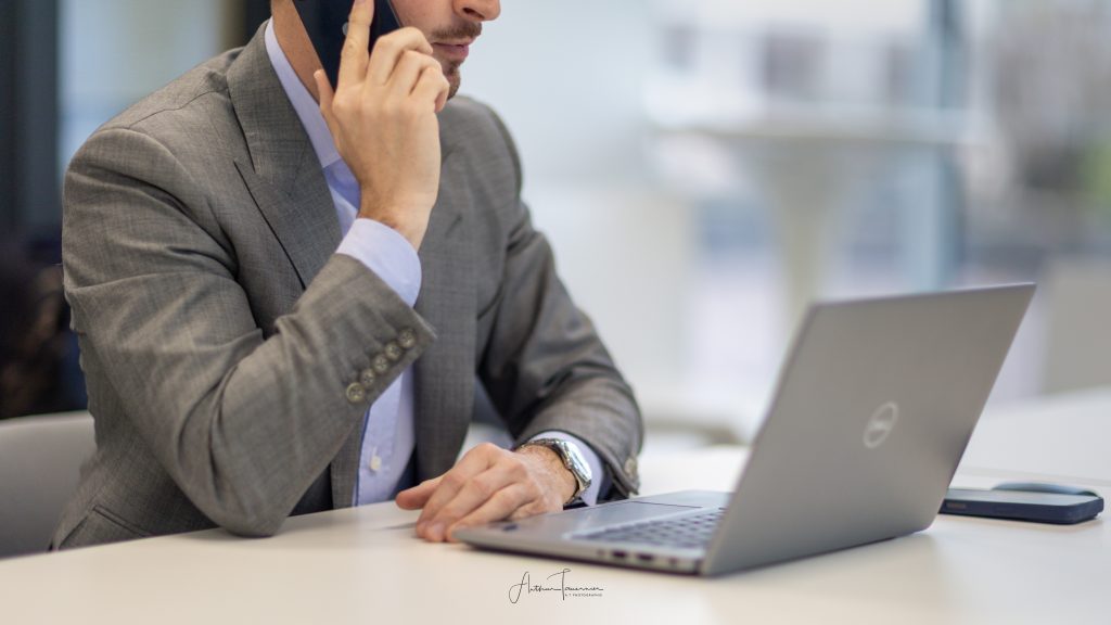 Échange professionnel dans un environnement de travail en entreprise