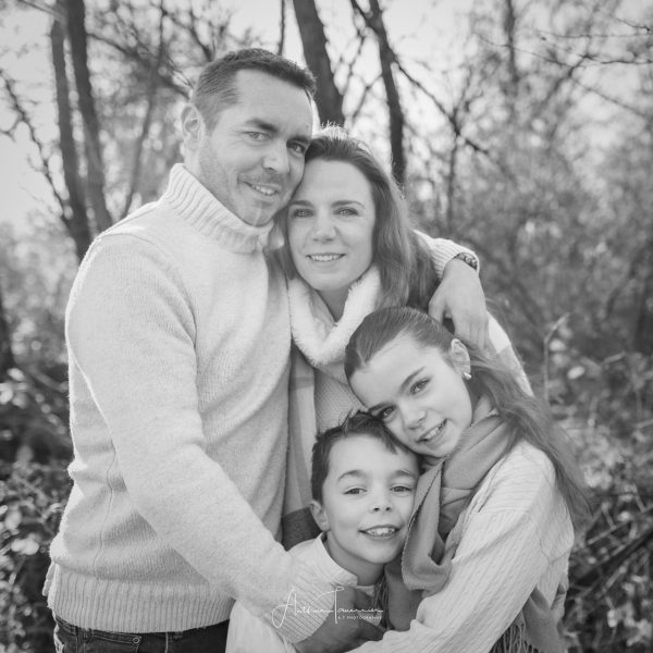 Famille réunie lors d'une séance portrait en extérieur à La Réunion, photographie en noir et blanc.