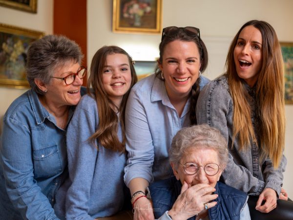 Portrait de famille intergénérationnelle