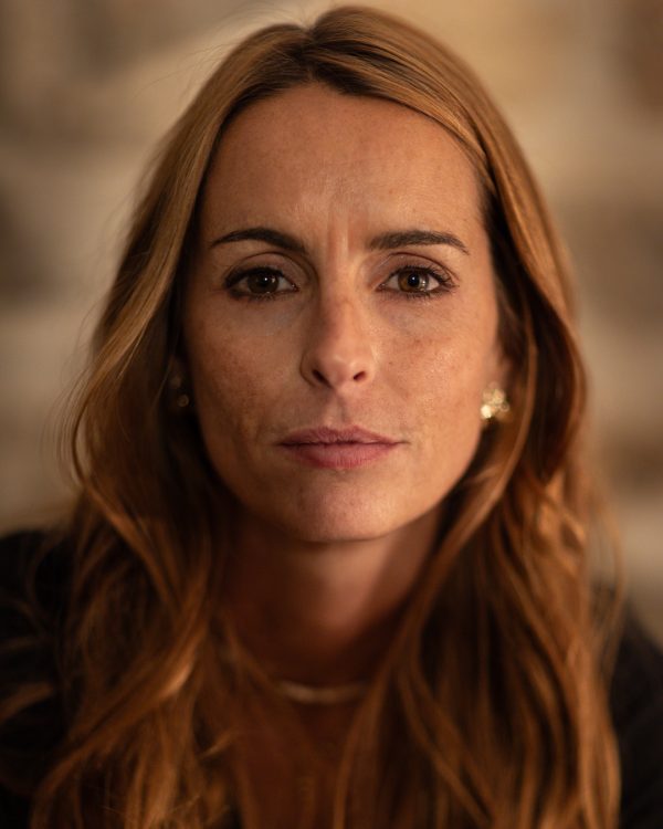 Portrait d'une femme photographie à La Réunion, en lumière naturelle avec une approche douce et authentique.