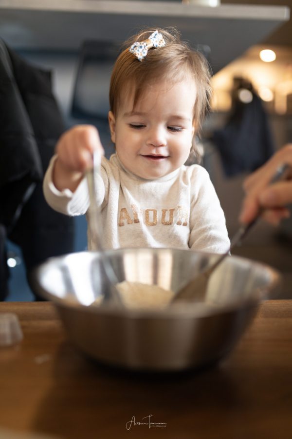 Bébé photographié en intérieur lors d'une séance portrait à La Réunion, dans une ambiance naturelle et spontanée.