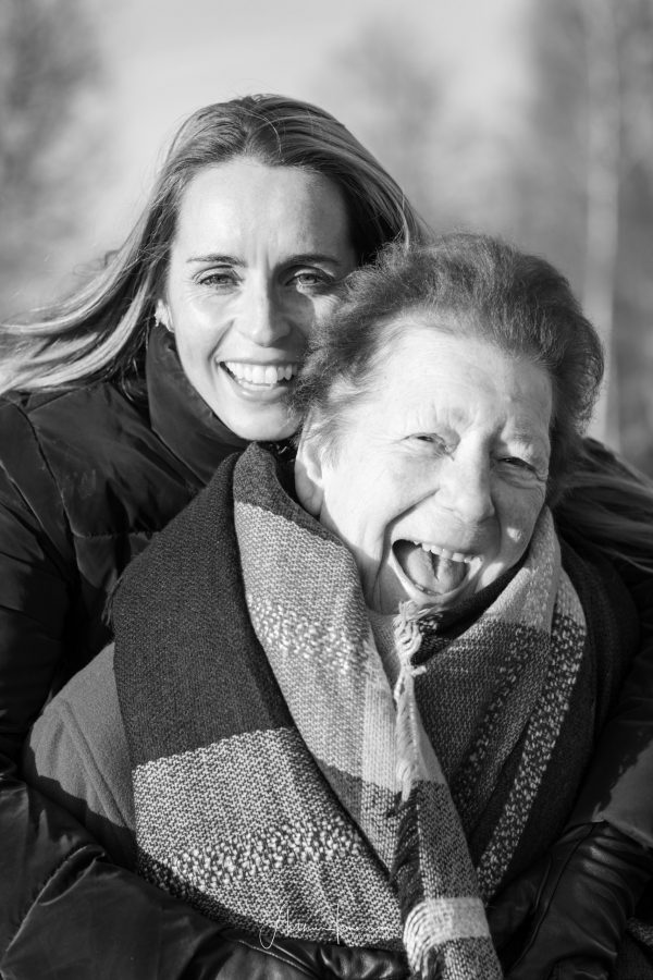 Femme et grand-mère partageant un moment de rire lors d'une séance portrait en noir et blanc La Réunion.