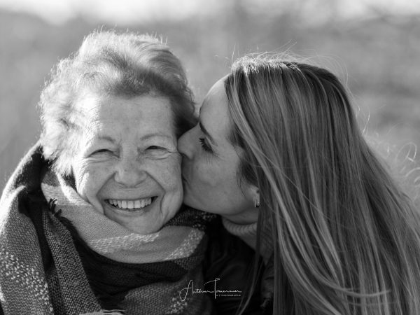 Portrait en noir et blanc d'une femme embrassant sa grand-mère lors d'une séance photo à La Réunion.