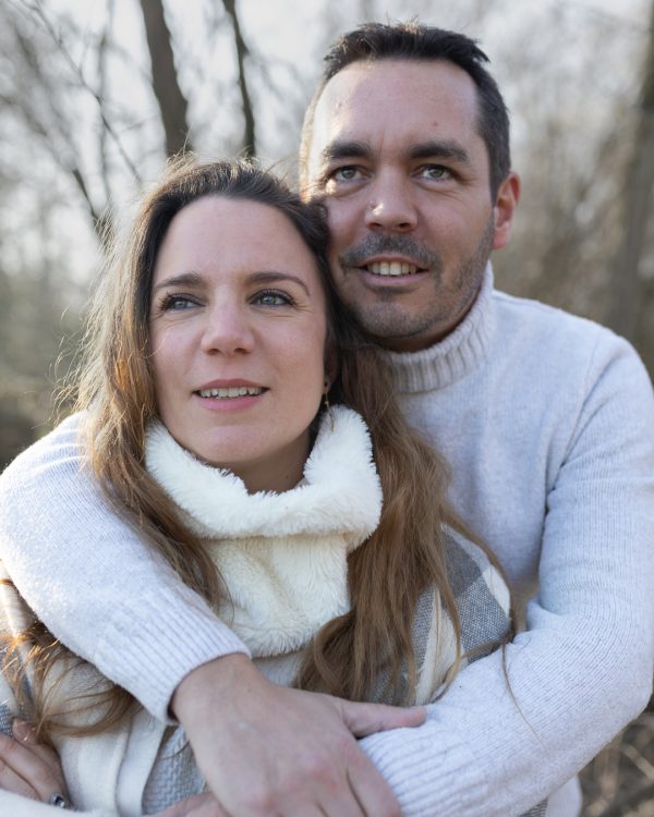 Couple enlacé photographie en extérieur lors d'une séance portrait à La Réunion, avec une lumière naturelle douce.
