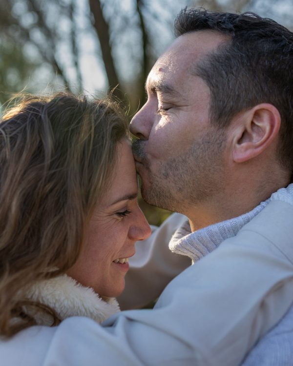 Portrait d'un couple enlacé en extérieur, photographier à La Réunion lors d'une séance portrait en lumière naturelle.
