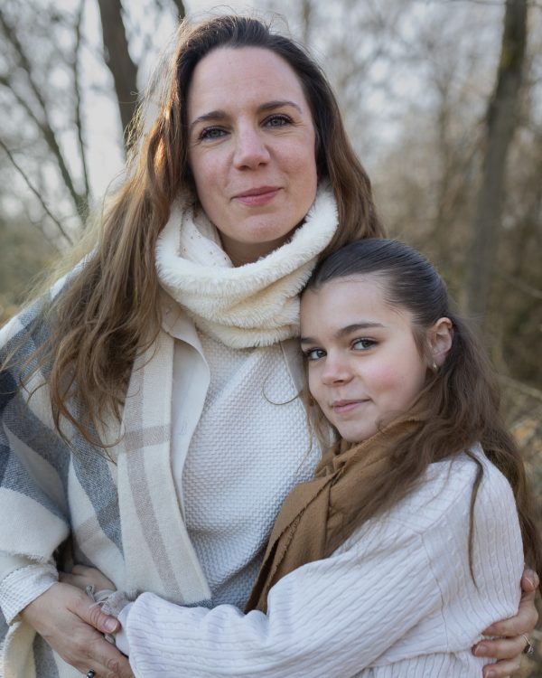Portrait d'une mère et de sa fille photographier en extérieur à La Réunion, dans une approche naturelle et douce.