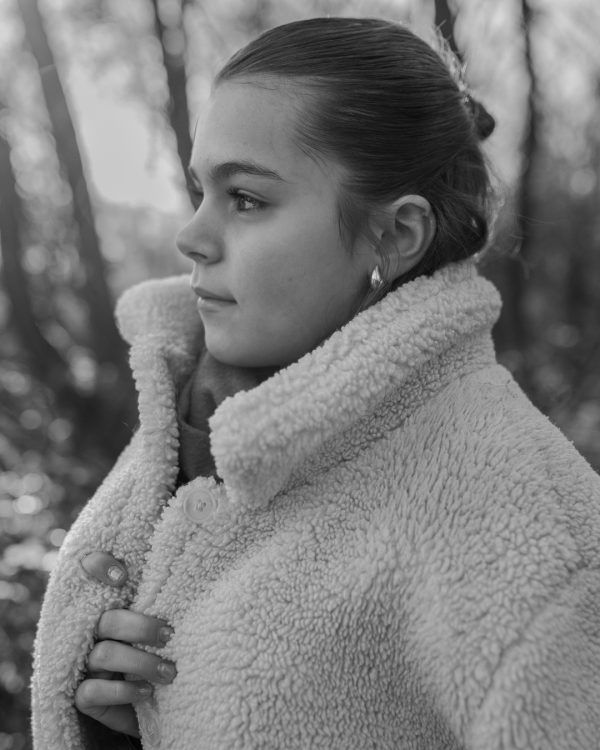 Portrait en noir et blanc d'une jeune fille photographié de profil lors d'une séance portrait à La Réunion.